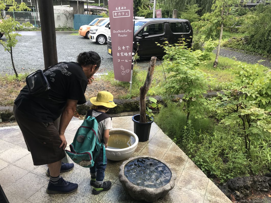 カフェ入り口の花を見るコニー達