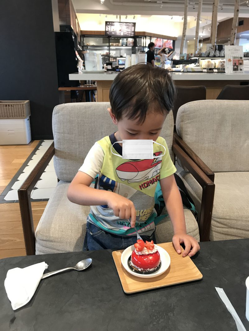 パフェを食べるコニー