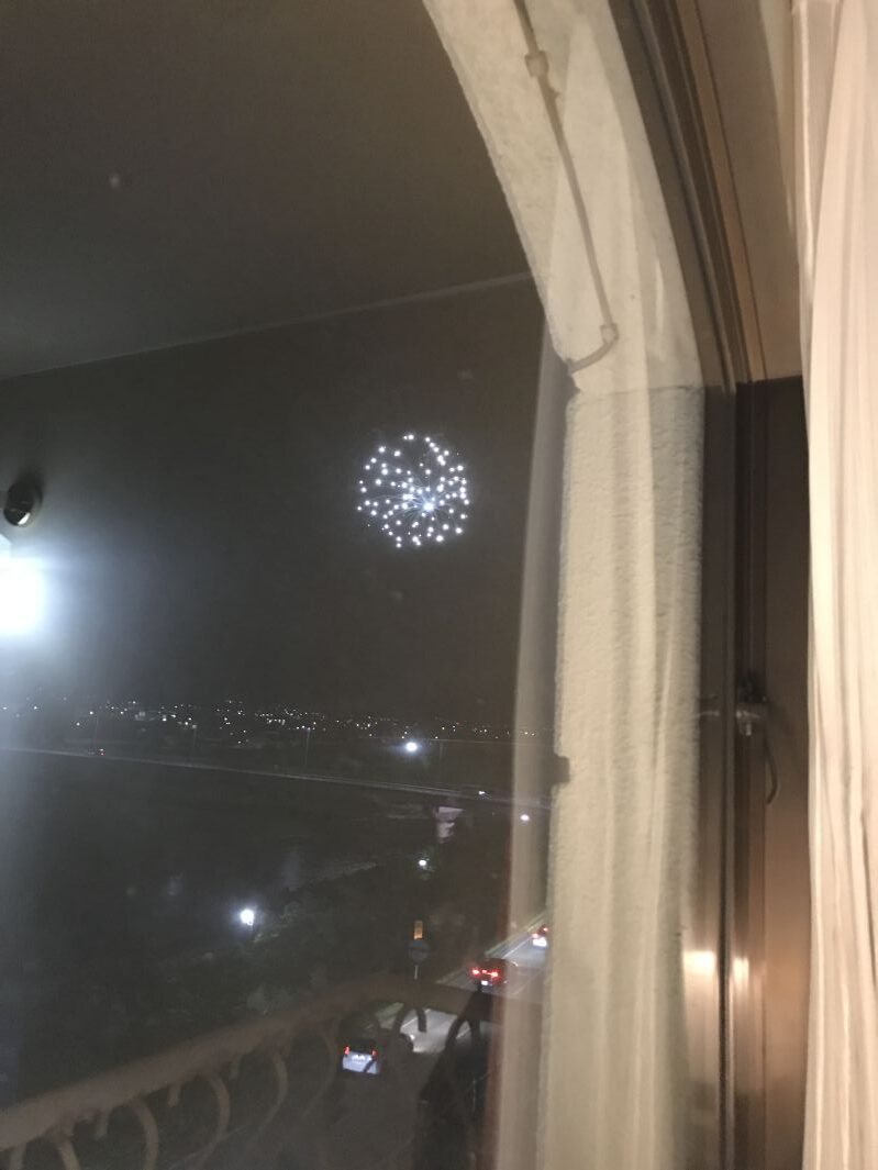 窓の外の花火