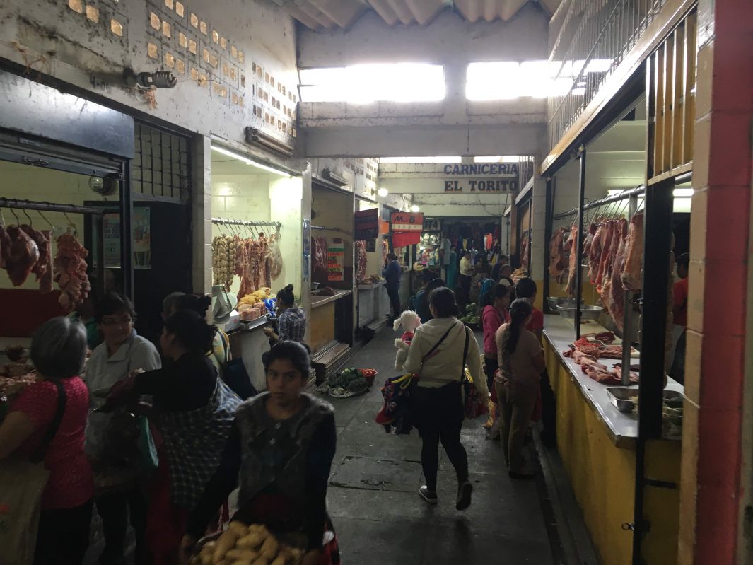 マーケット内の狭い道