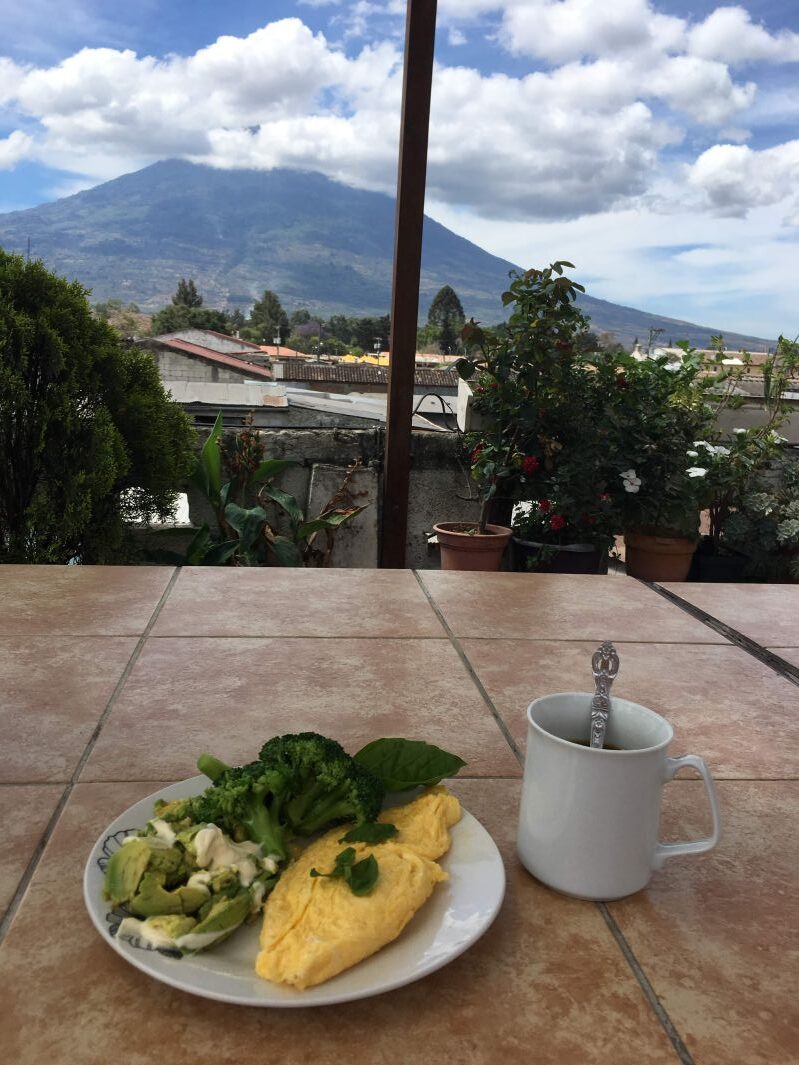 テーブルの上のオムレツ朝食