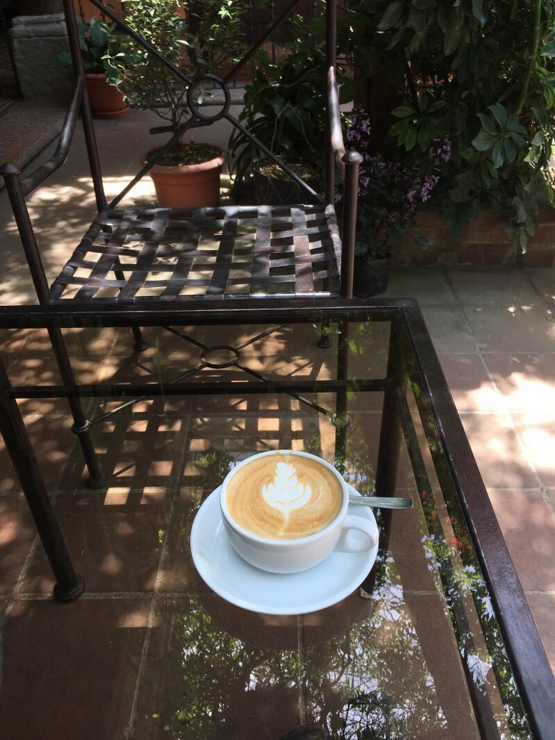 透明なテーブルの上のラテ