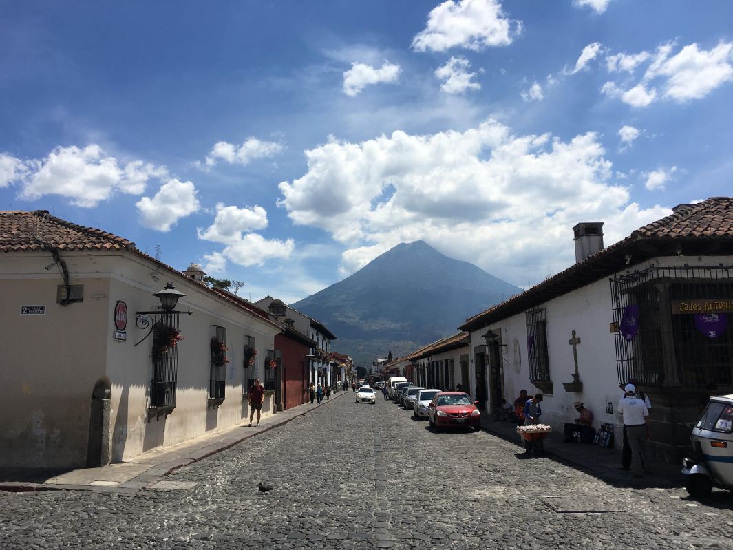 アンティグアの山と道