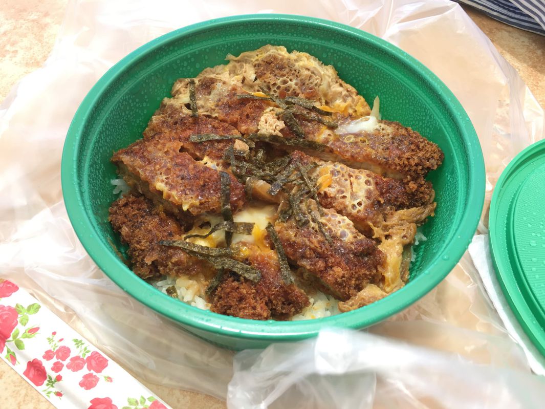 緑色の器に乗ったカツ丼