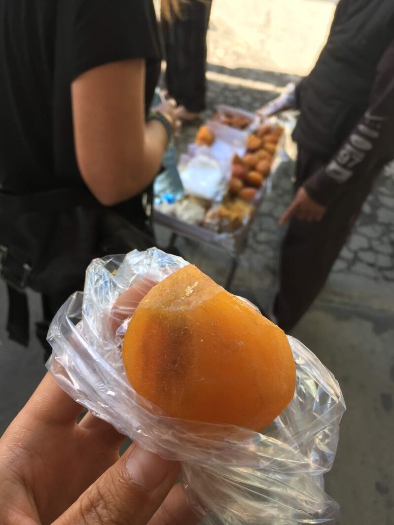 手に持つカモテ