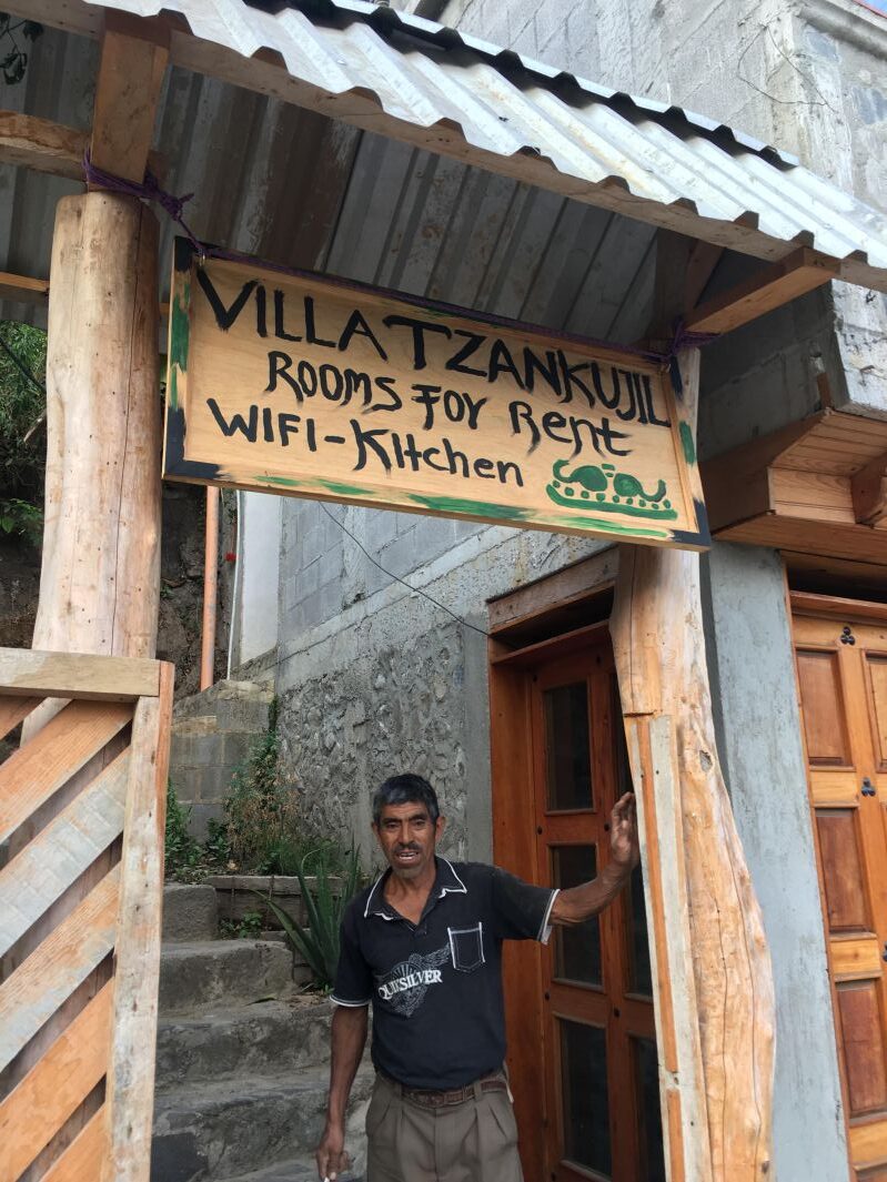 候補ホステルの門とおっちゃん