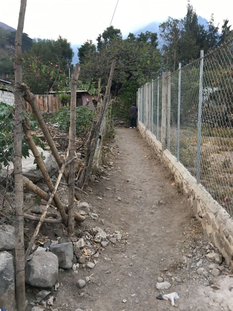 狭い道とフェンス