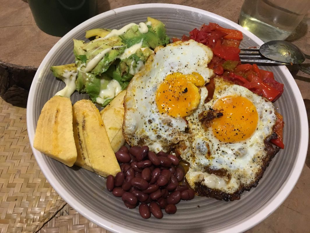 目玉焼きと野菜と豆