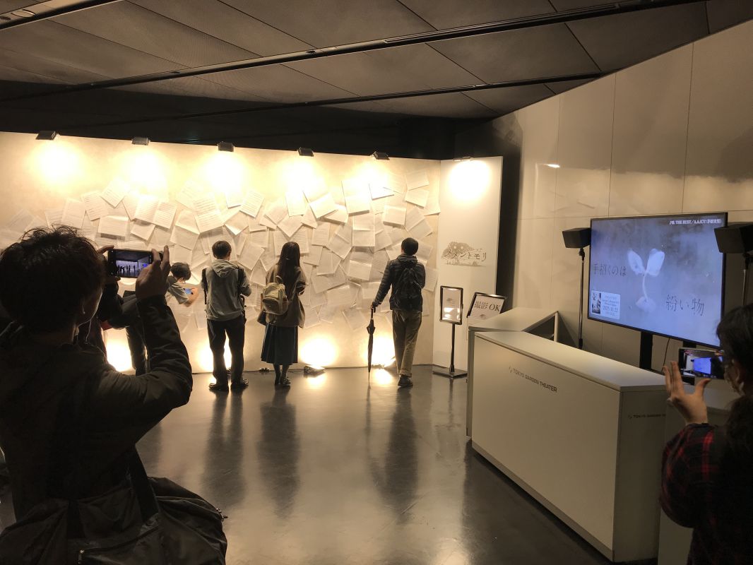 楽譜が飾られている壁