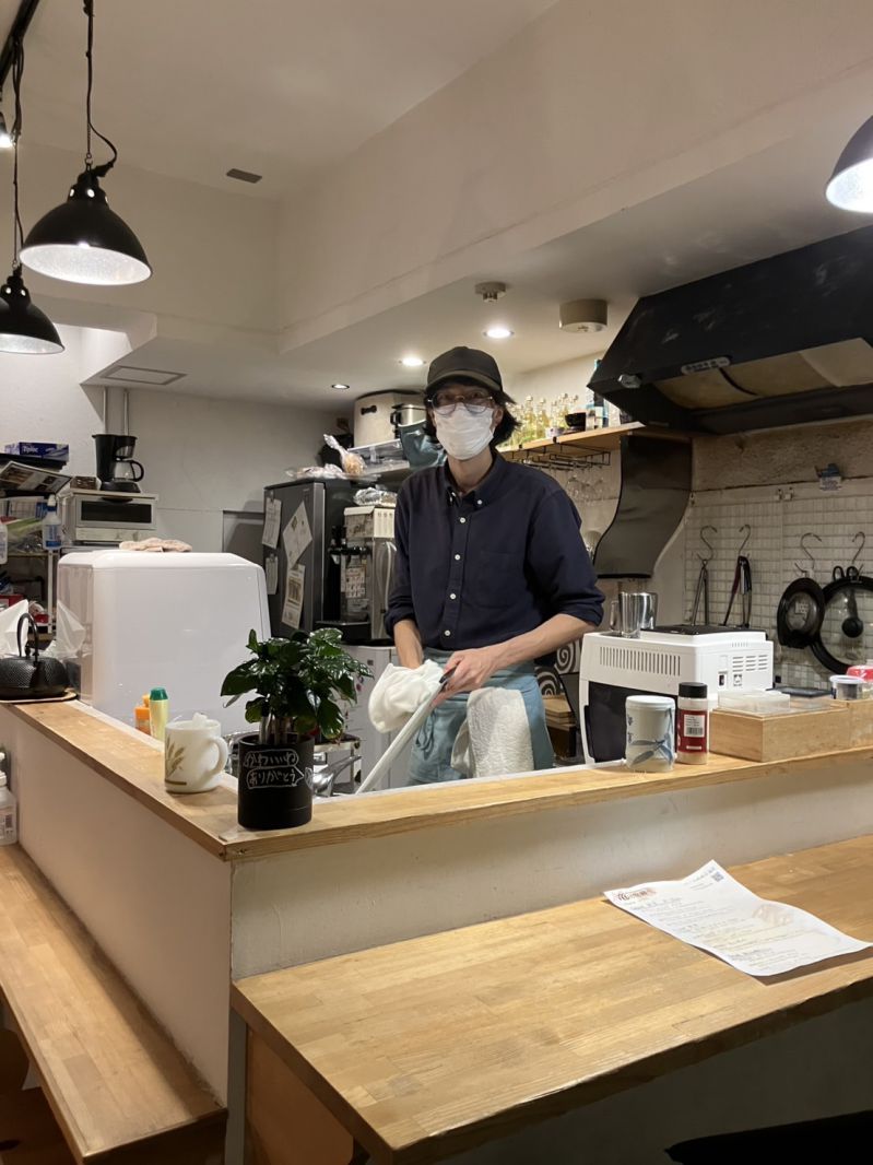 厨房に立つロニー