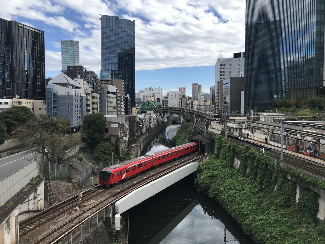丸ノ内線とJR線が交差さる
