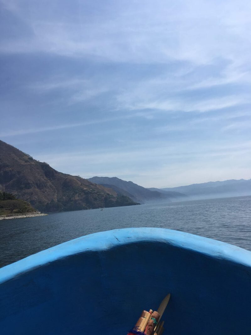 走るボートの舳先