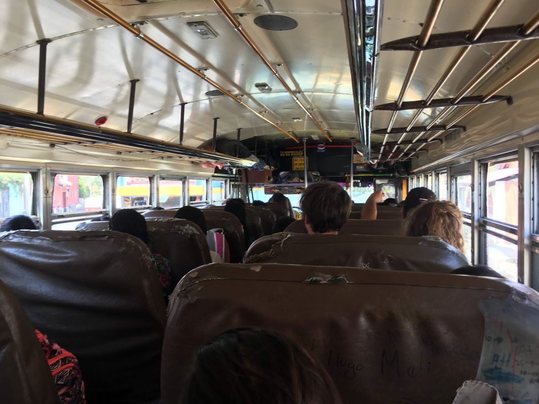 チキンバスの中