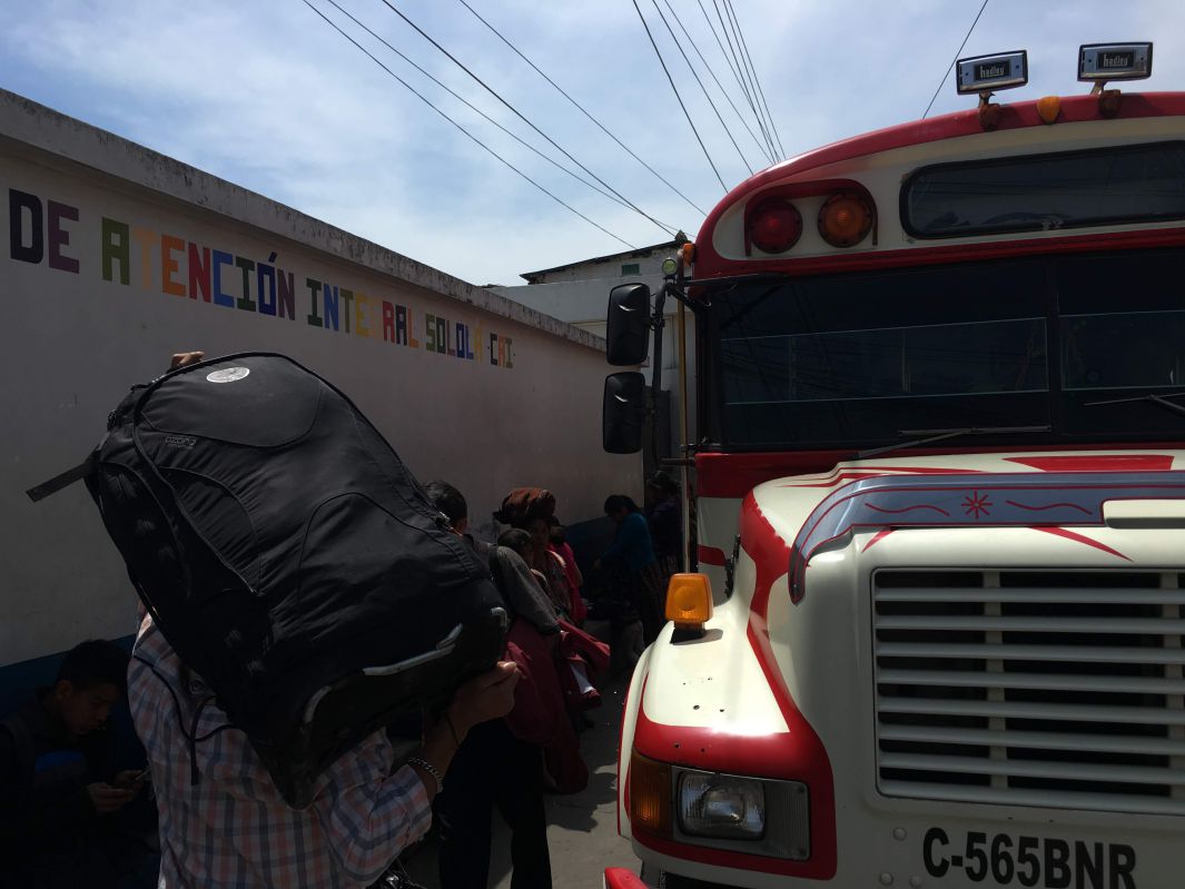 鞄を持ち上げる人