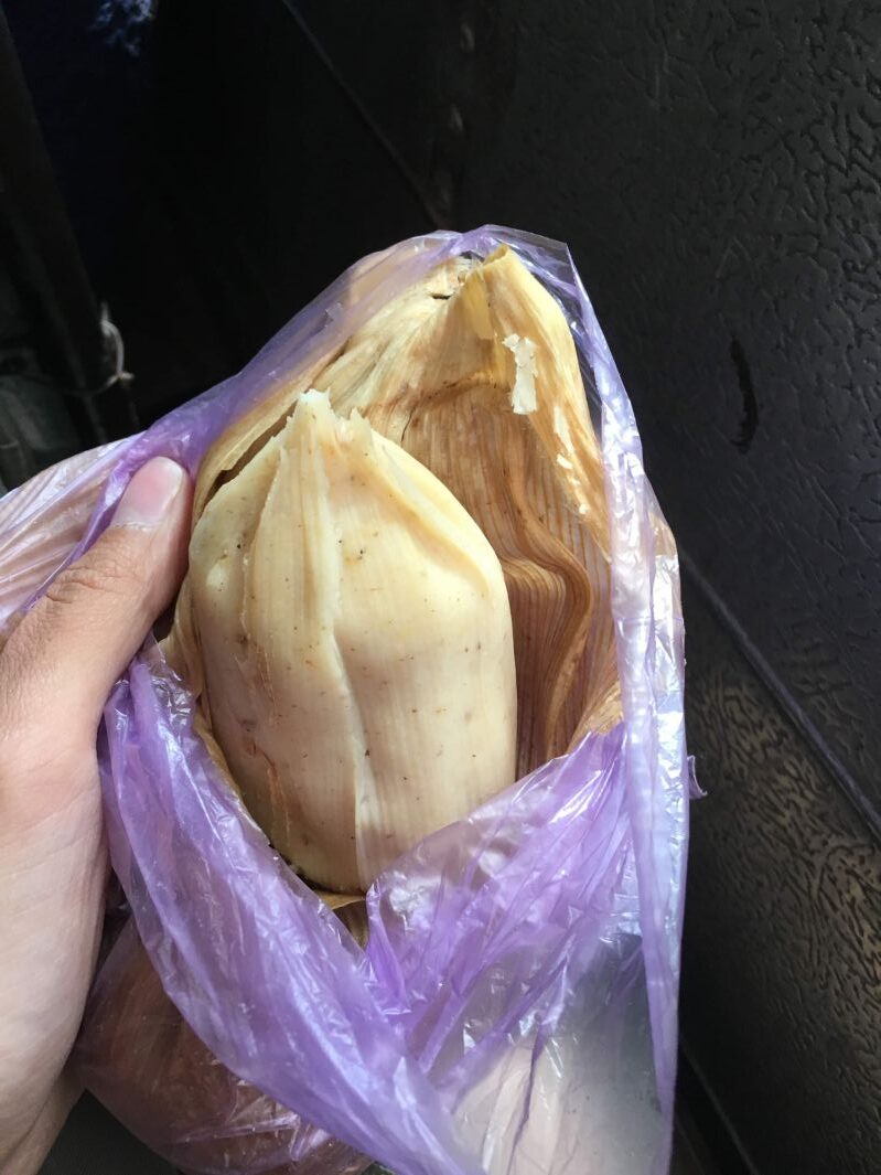 タマレスを食す