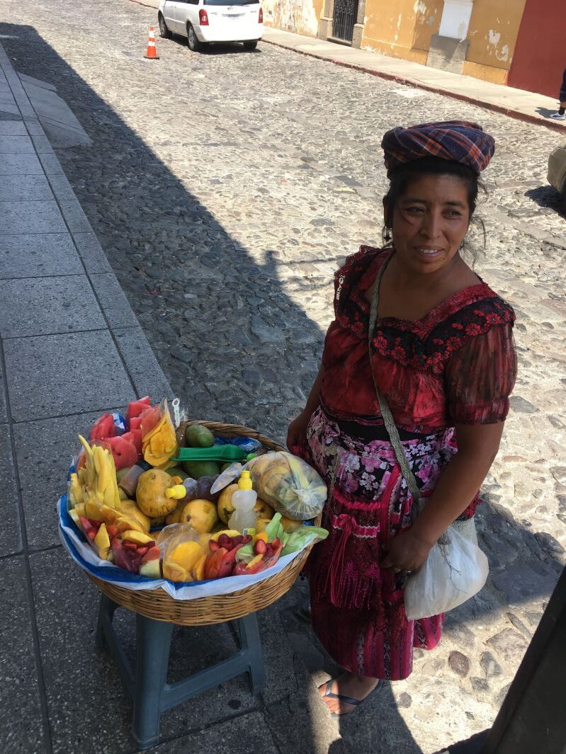 フルーツ売りのお姉さん