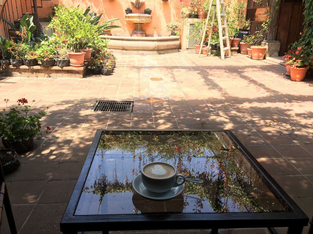 テーブルの上のラテ