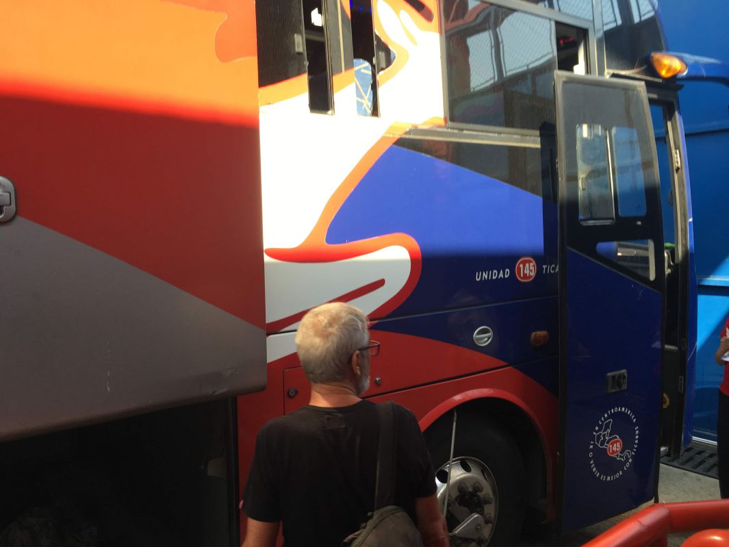 バスに乗り込む