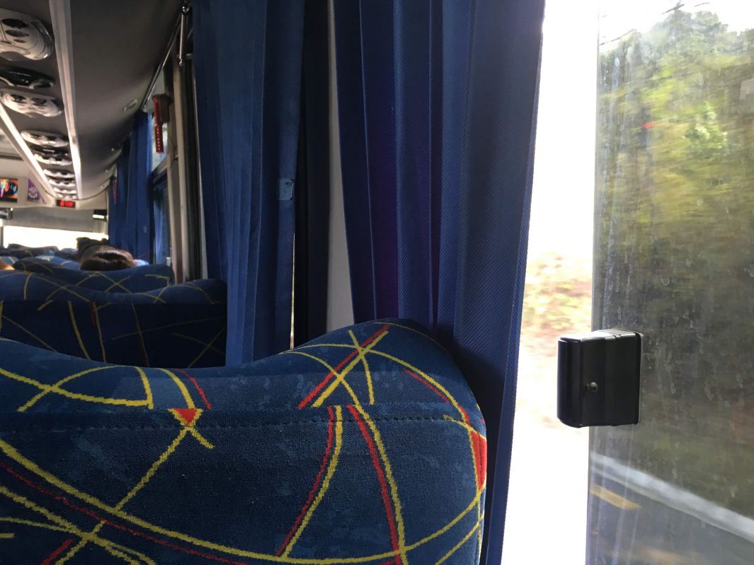 椅子の背と窓とカーテン