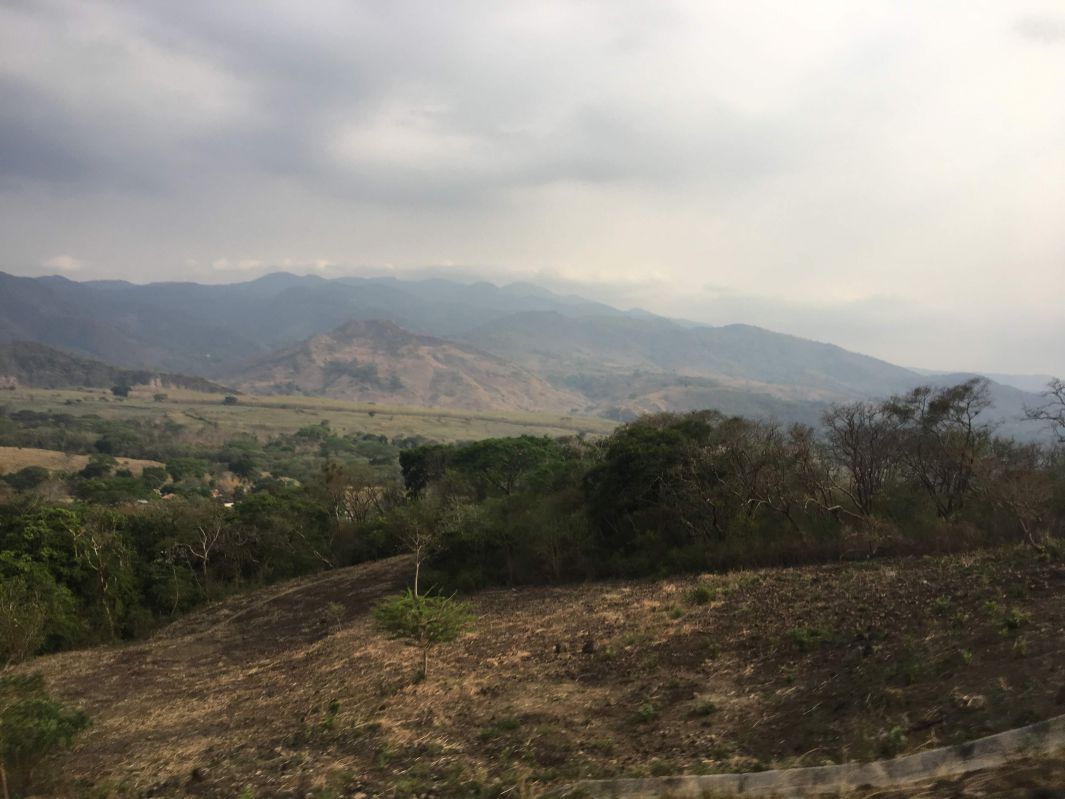 グアテマラからエルサルバドルへ続く道の景色