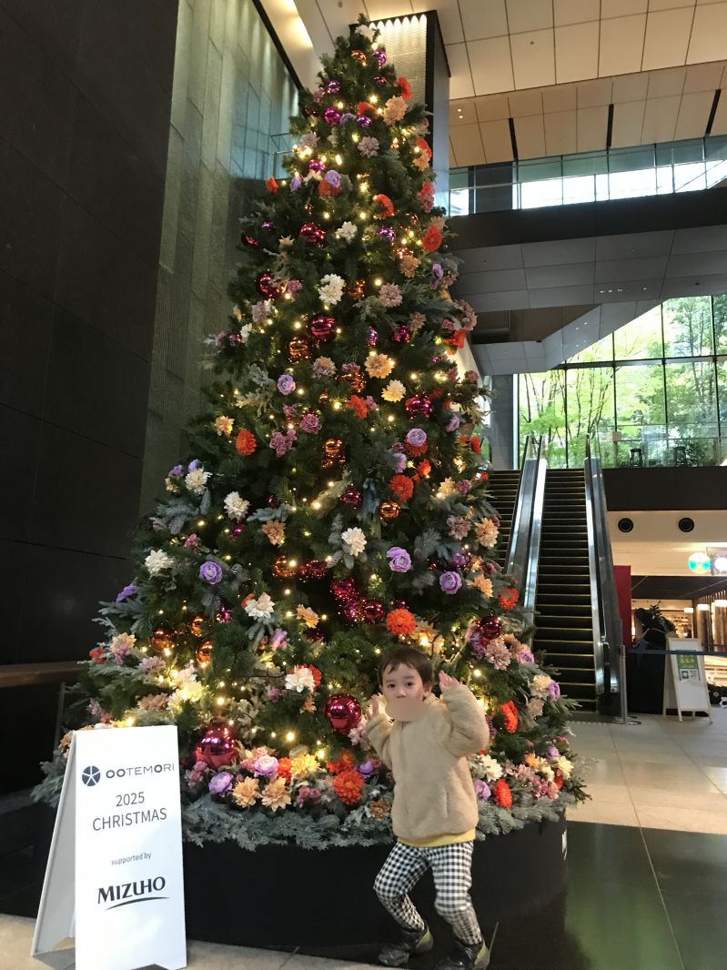 大手町駅のクリスマスツリーとコニー