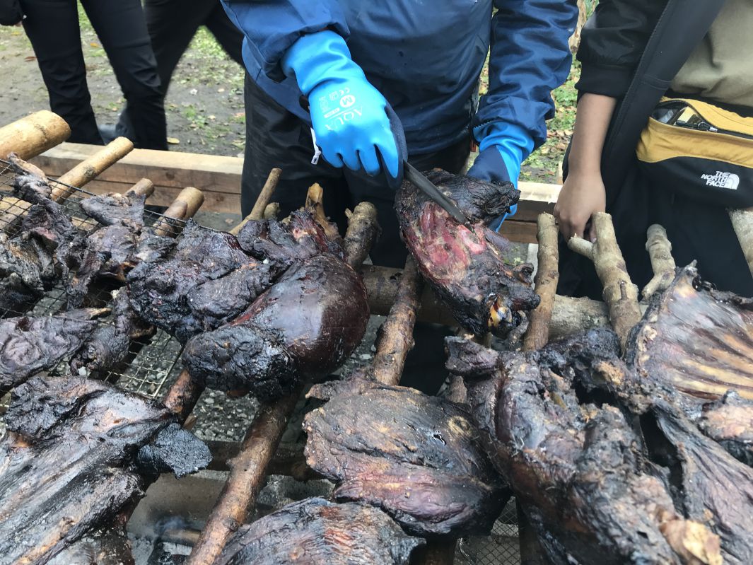 焼いている鹿肉