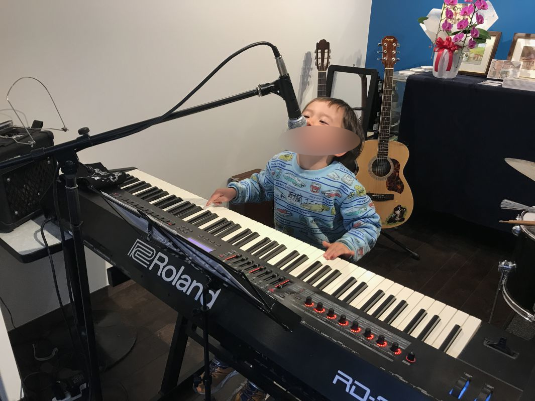 弾き語りをするコニー