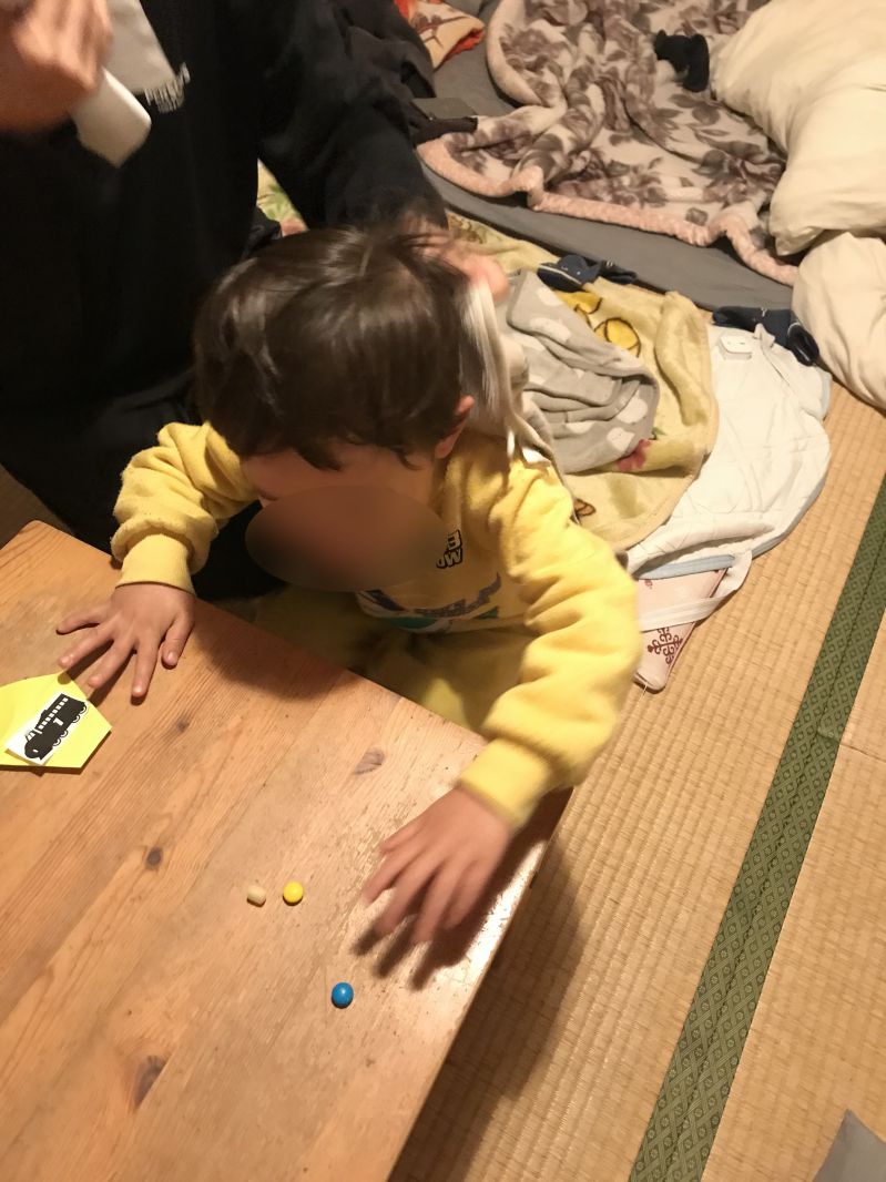 グミとチョコを取り出したコニー