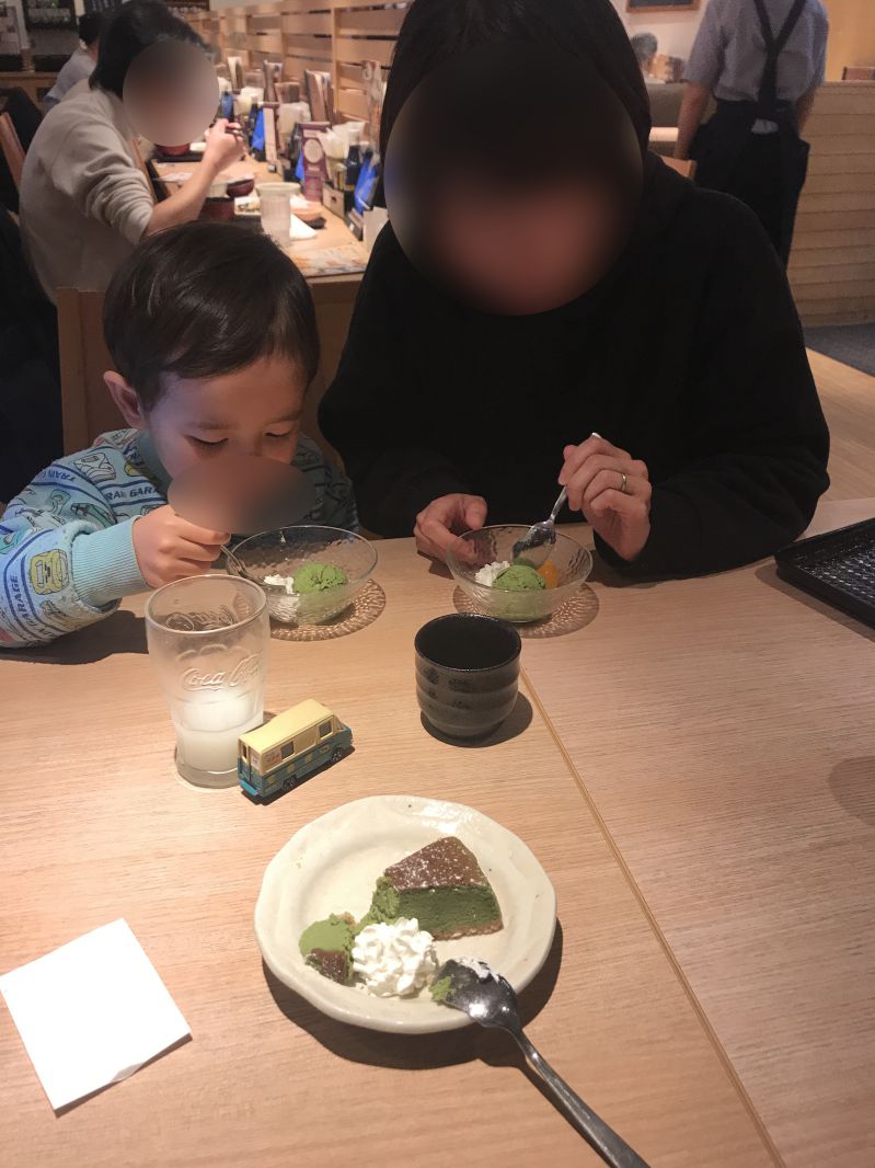 大戸屋でデザートを食べる家族