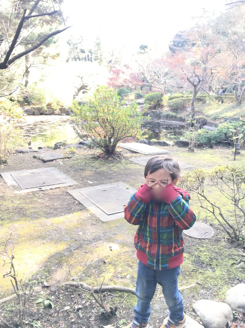 公園内で変なポーズをするコニー