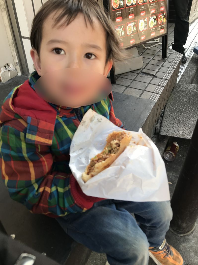 ケバブを食べるコニー