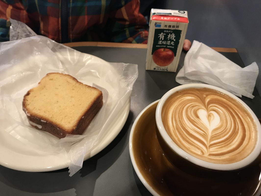 ラテ、ケーキ、ジュース