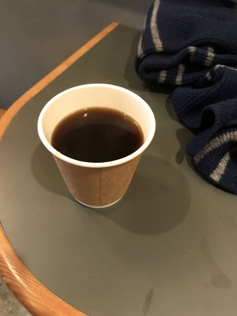 テーブルの上のドリップコーヒー