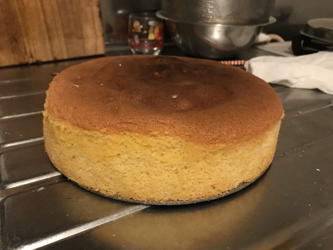 焼きあがったジェノワーズ