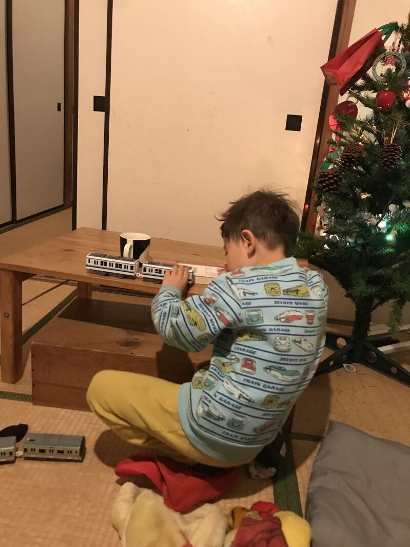 プレゼントのプラレールで遊ぶコニー