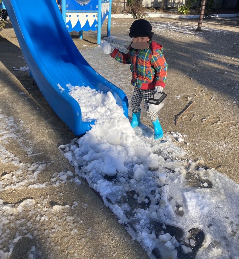 滑り台と雪