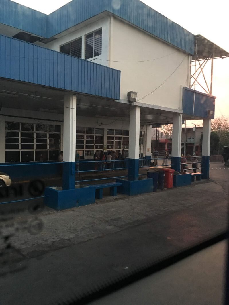 イミグレーションの列