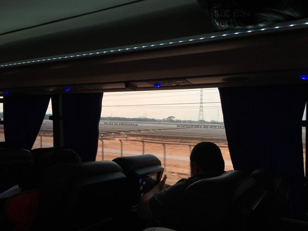 窓から見える太陽光発電ファーム