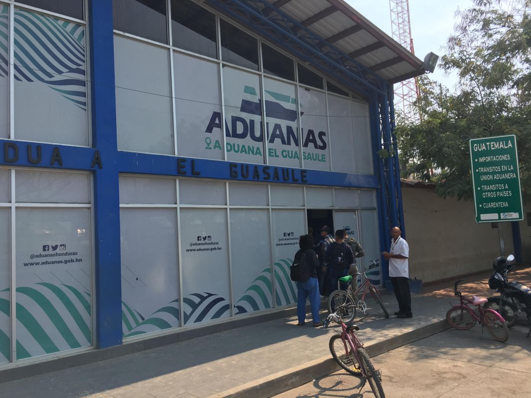 国境近くの建物