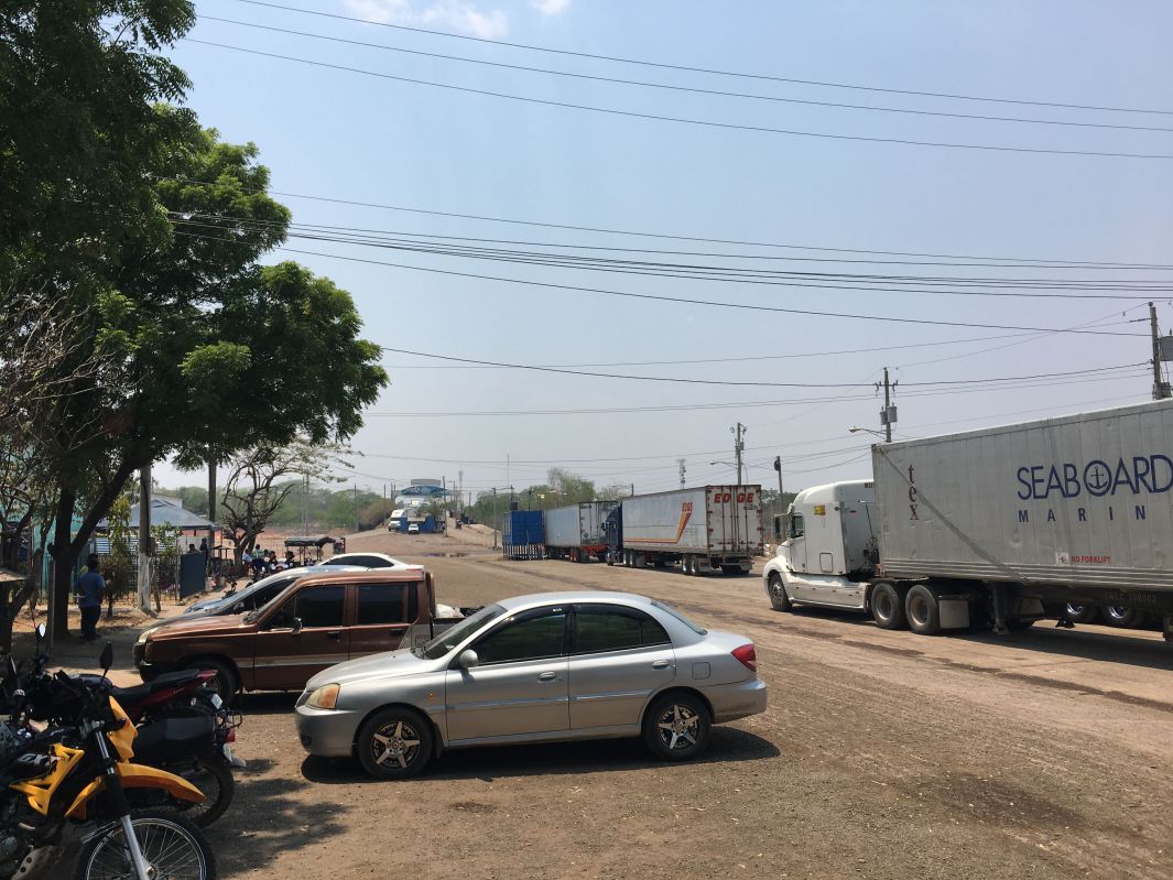 大渋滞のトラック