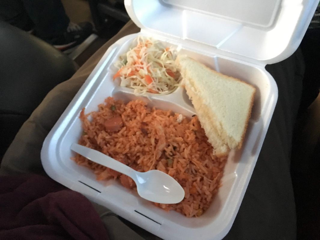 バスのディナーのチキンライスセット