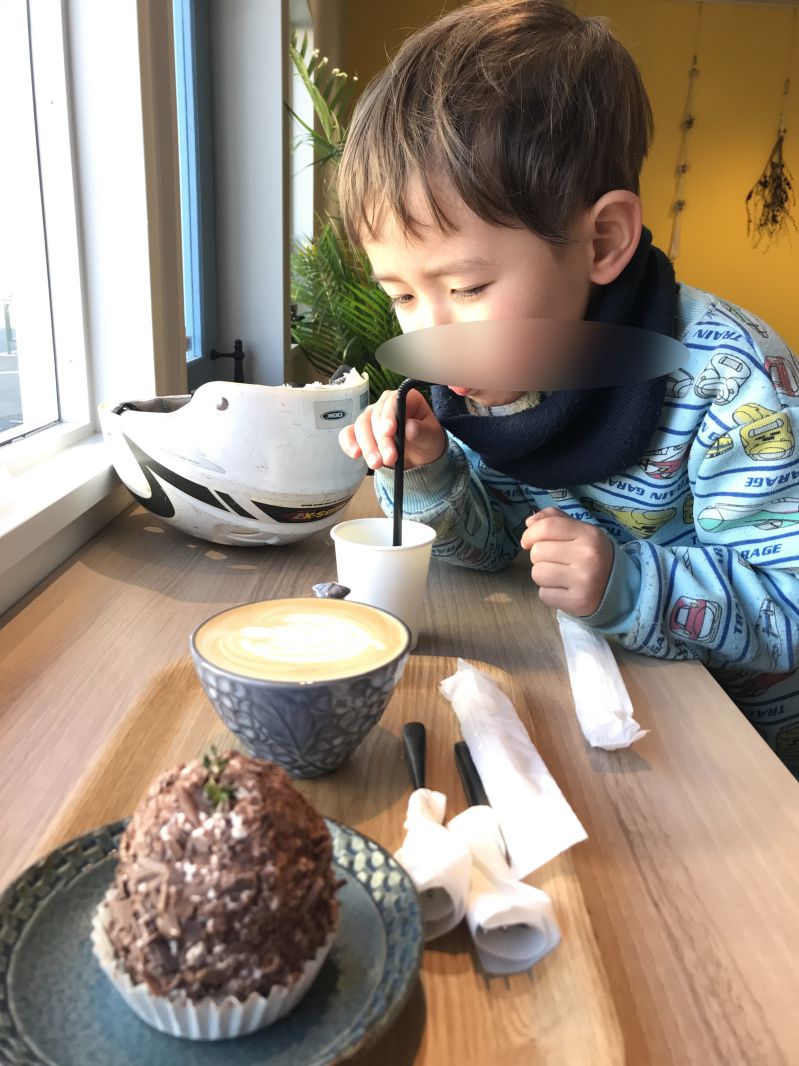 ストローを咥えるコニー