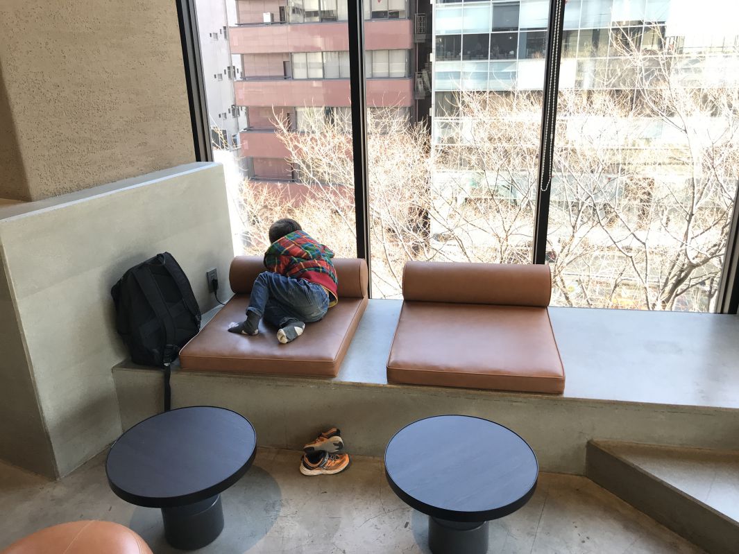 外を眺めるコニー