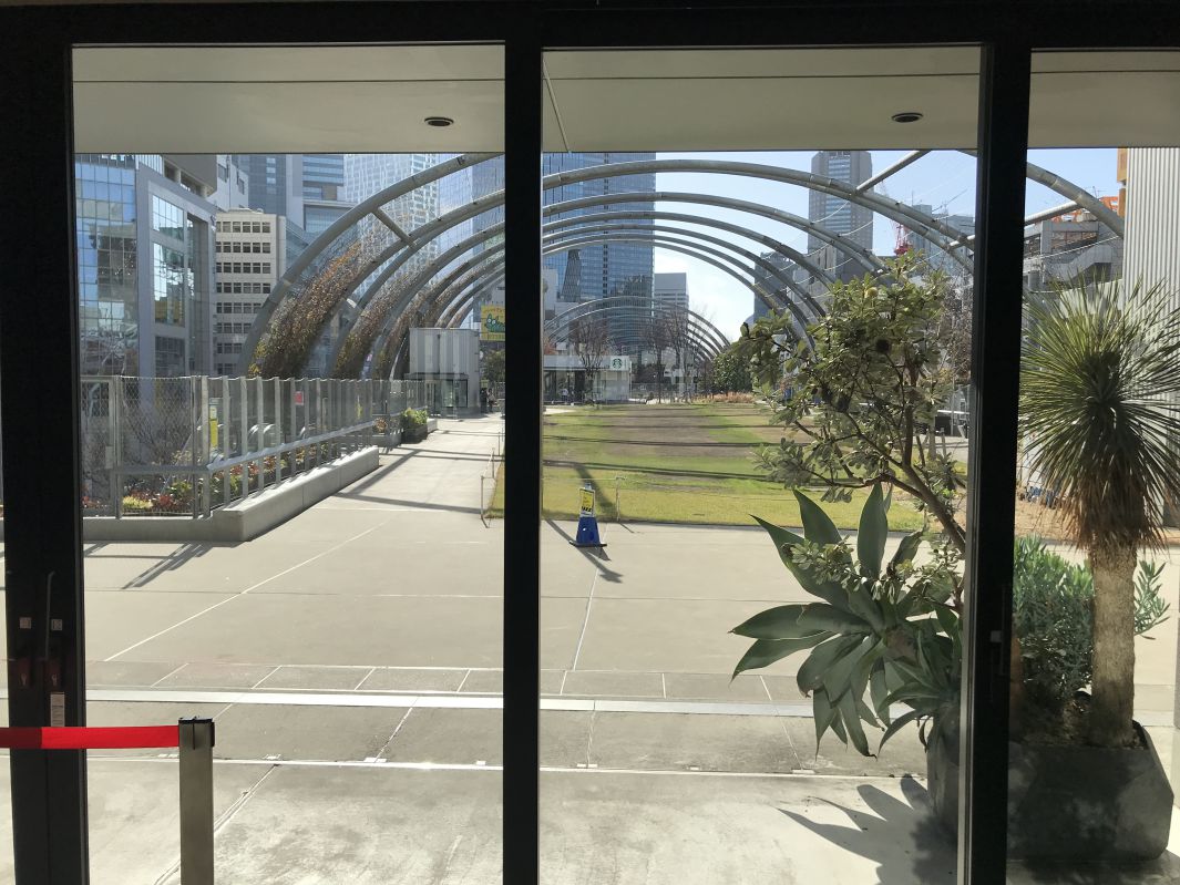 店の中から見える景色2