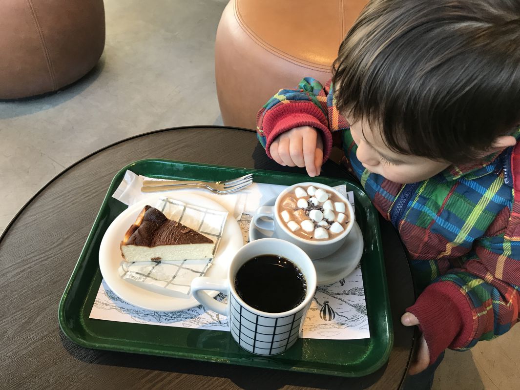 マシュマロを摘まむコニー