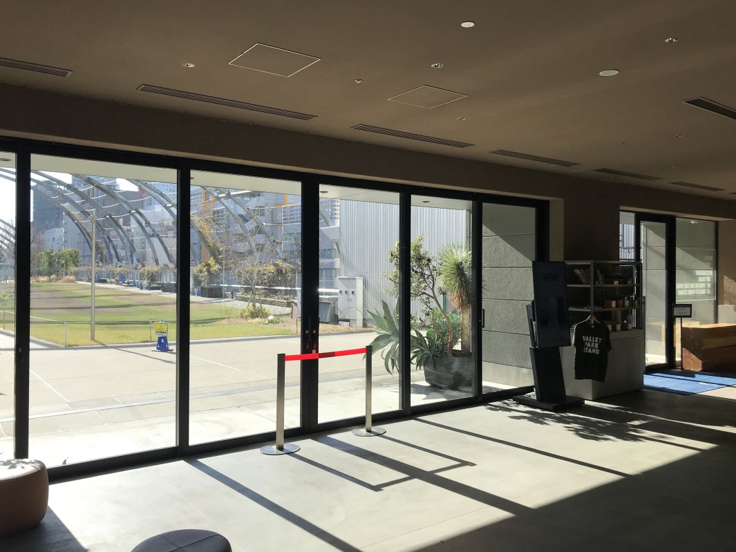 店の中から見える景色1