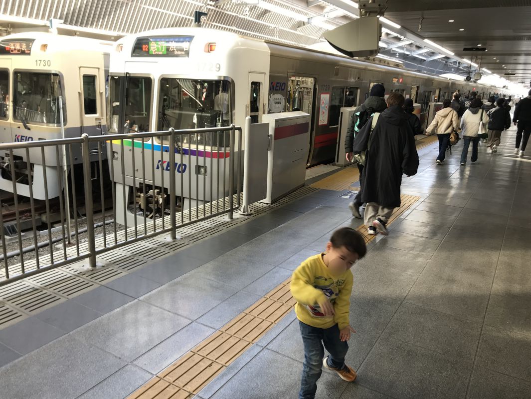 井の頭線の前で踊るコニー