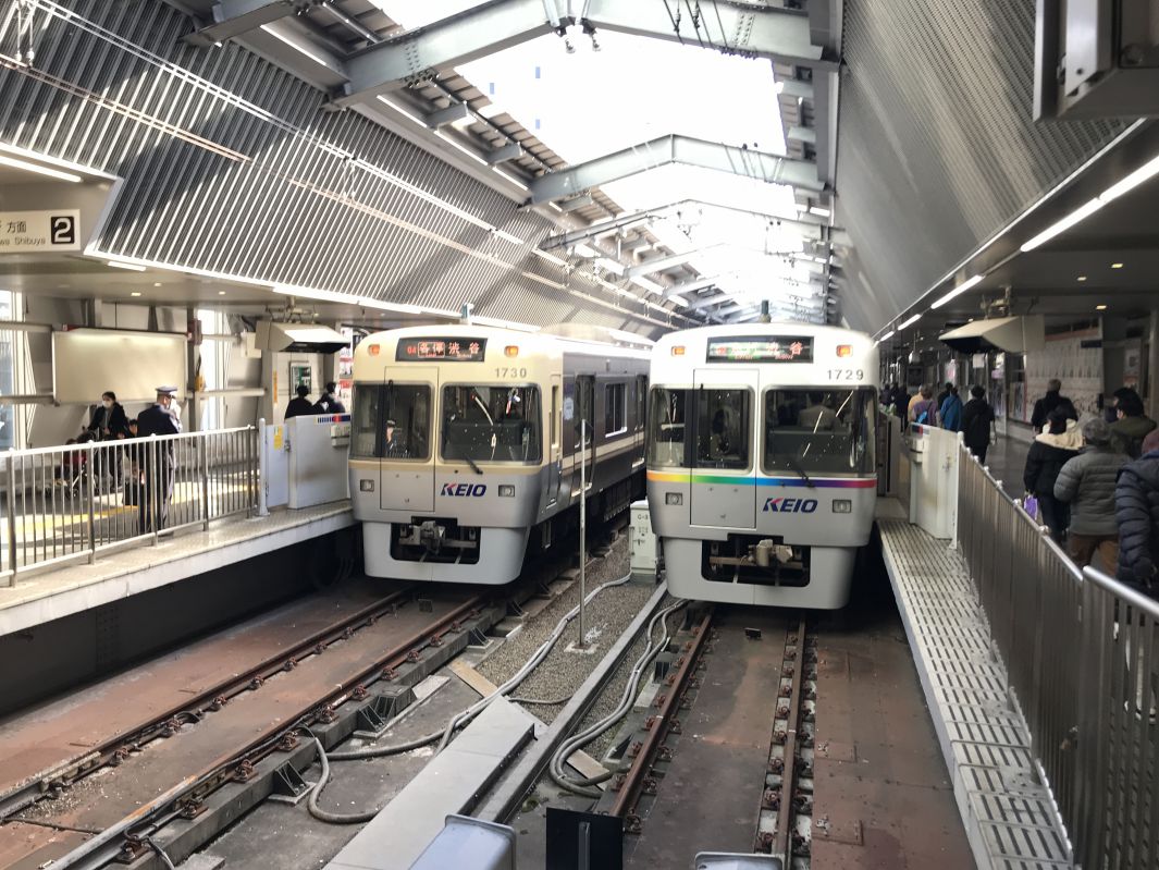 2台並ぶ京王井の頭線