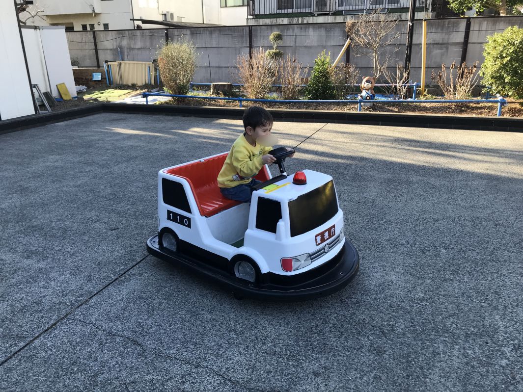 ゴーカートに乗るコニー