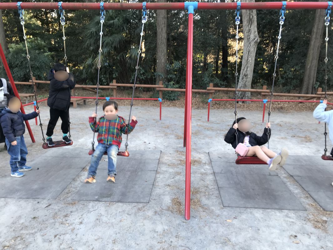 ブランコに乗るコニー